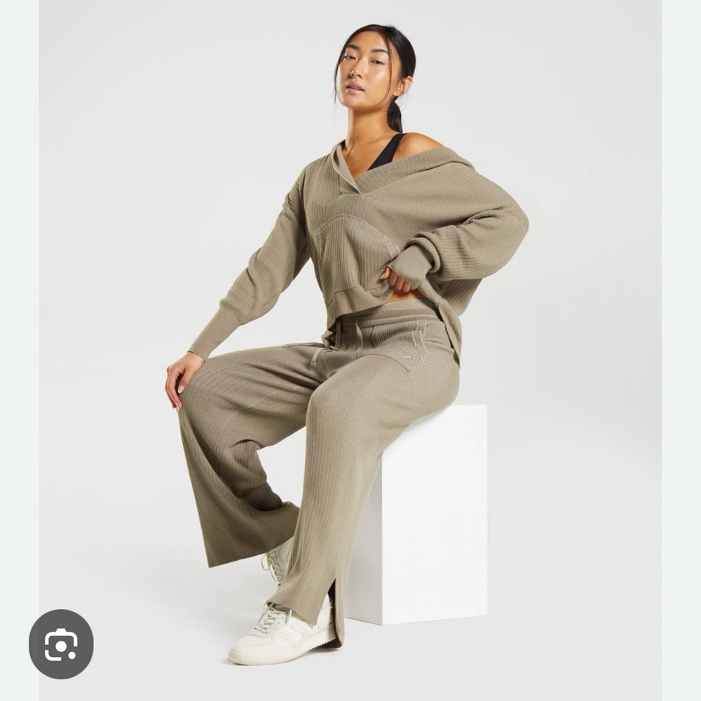 Gymshark Pause
Knitwear Pants & Hoodie Set-
Cement
Brown/Pebble Grey